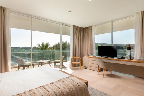 Hiddenbay Teos Hotelにあるテレビまたはエンターテインメントセンター