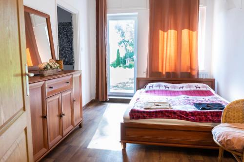 Una cama o camas en una habitación de Modern Játékos Vendégház