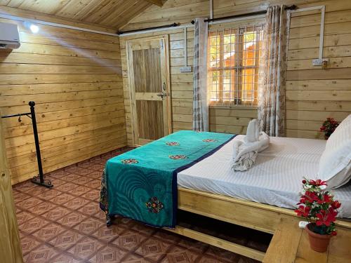 Un dormitorio con una cama en una habitación de madera. en Happy Shack Beach And Wooden Huts, en Colva