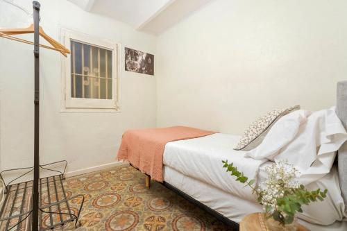 バルセロナにあるFlateli Fabraの小さなベッドルーム(ベッド1台、窓付)