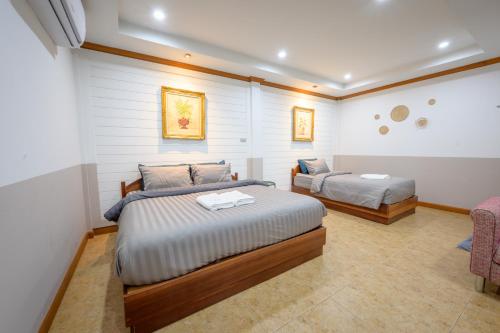 a bedroom with two beds in a room at Halo Sea Koh Larn in Ban Phatthaya Nua