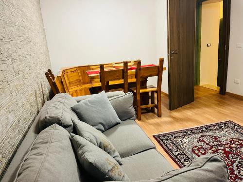 蒙特孔帕特里的住宿－Castelli Romani Montecompatri Apartment，客厅的沙发与桌子