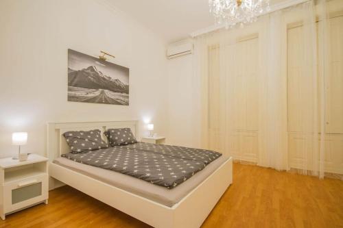 ein Schlafzimmer mit einem Bett und einem Wandgemälde in der Unterkunft Boutique Soho Apartment in Budapest