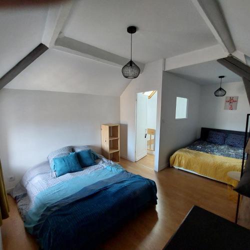 une chambre avec deux lits dans une pièce dans l'établissement Le chant des mouettes a 300 m de la mer et du port, à Fécamp