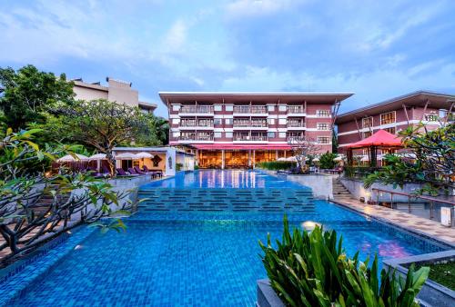 een afbeelding van een hotel met zwembad bij Peach Blossom Resort & Pool Villa - SHA Plus in Karon Beach
