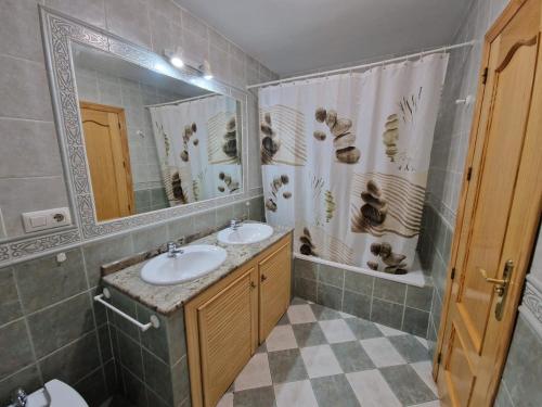 Et badeværelse på Apartamento SAN ANTON Cazorla