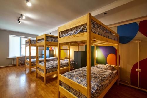 Poschodová posteľ alebo postele v izbe v ubytovaní Wanderlust hostel Riverside