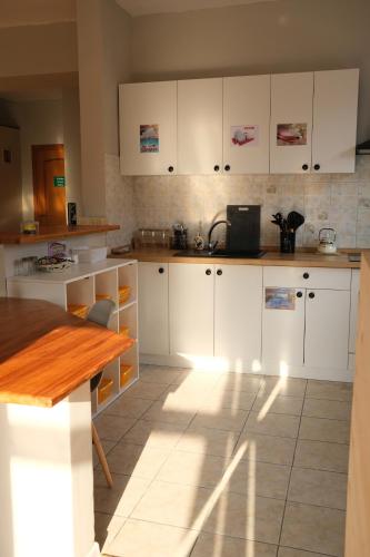 Dapur atau dapur kecil di Wanderlust hostel Riverside