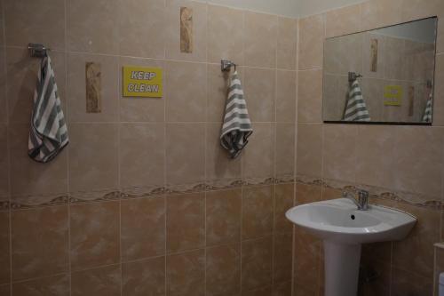 Bilik mandi di Wanderlust hostel Riverside