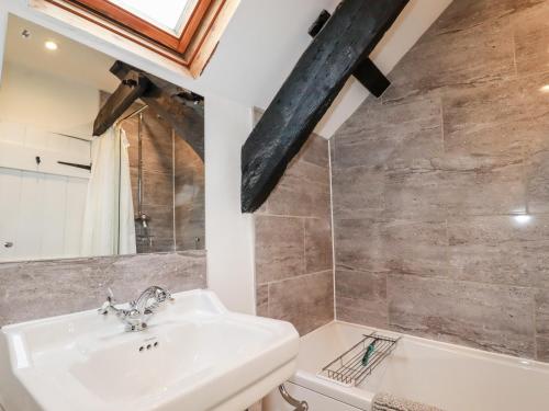 een badkamer met een wastafel en een bad bij Ivy Cottage in Tintagel
