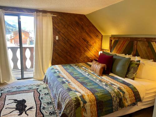 a bedroom with a bed and a window at Mountain Beauty With High Speed Wifi in Red River