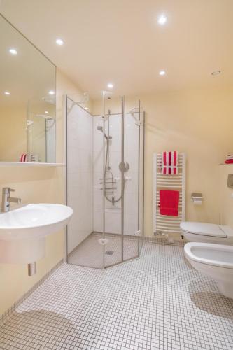 a bathroom with a shower and a sink and a toilet at Bäckerstrasse Whg 7 in Norderney