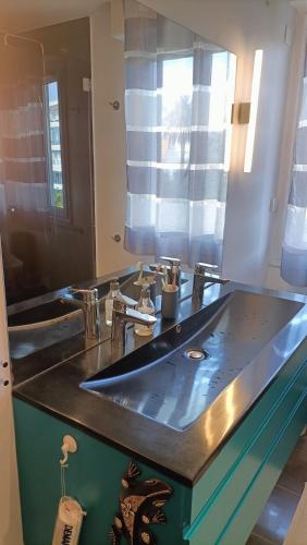 une salle de bain avec deux lavabos et un grand miroir dans l'établissement Plages du Midi, Superbe Vue Mer, Grand Confort, 4 pers, à Cannes