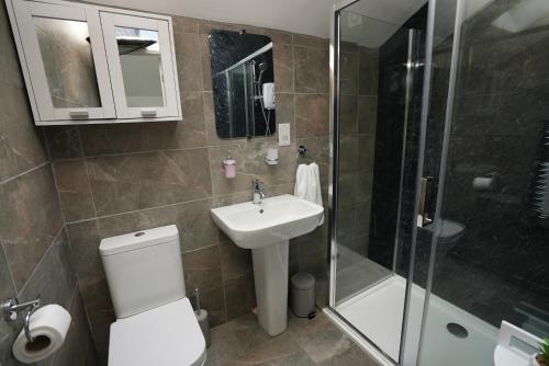 Koupelna v ubytování Cosy & Quiet - KING BED, Central, Smart TV