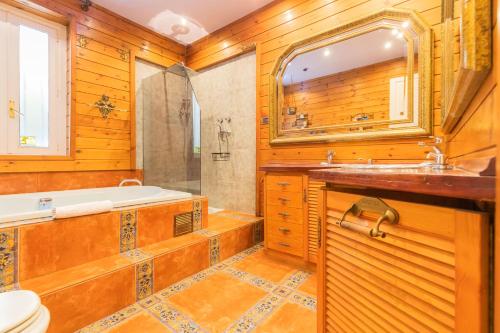 un baño con bañera y lavabo en Neguri Acacias Apartment by Next Stop Bilbao, en Getxo