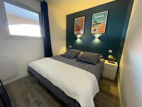 une chambre avec un lit avec deux oreillers dessus dans l'établissement CHEZ MATHIEU, à Cannes