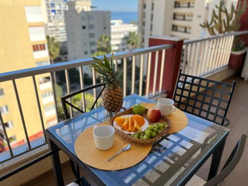 stół z misą owoców na balkonie w obiekcie Sea view apartment APOLO in Marbella Centre w Marbelli