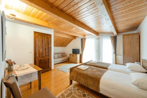 A bed or beds in a room at Pensiunea Popas in Apuseni