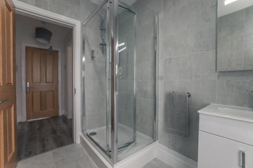 um chuveiro com uma porta de vidro na casa de banho em Clarence Street Town House em Liverpool