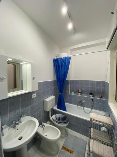 ein Badezimmer mit einem Waschbecken, einem WC und einer Badewanne in der Unterkunft Perla Diva Apartment in Palermo