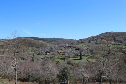 メルガソにあるCasa da Fonte - Branda da Aveleiraの山の脇の村