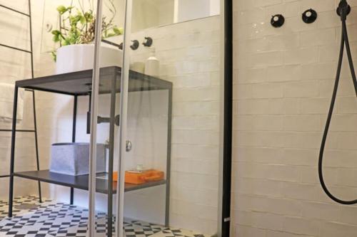 波多的住宿－IN PORTO - Formosa House，浴室内带玻璃架的淋浴间