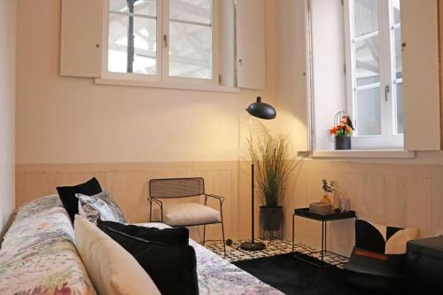 波多的住宿－IN PORTO - Formosa House，卧室配有床、椅子和窗户。