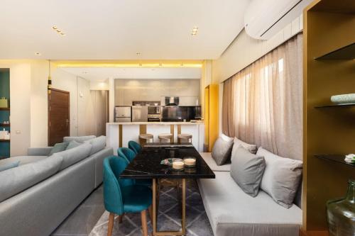 Η κουζίνα ή μικρή κουζίνα στο The Sleek & Ritzy 2 BDR 15 min from CAI Airpt