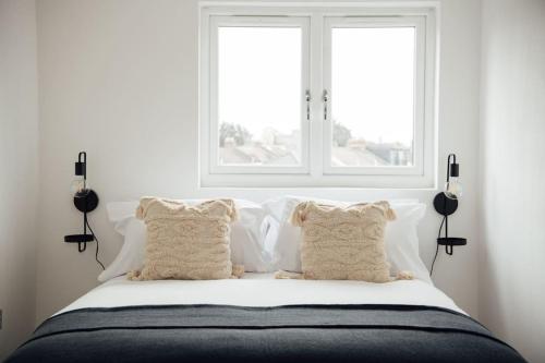 מיטה או מיטות בחדר ב-Contemporary 1 Bedroom Loft in Ilford, London