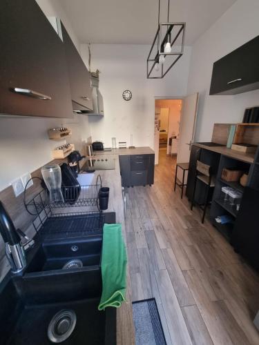 - une vue aérienne sur une cuisine avec un évier dans l'établissement L'Antre du Dragon, à Marseille