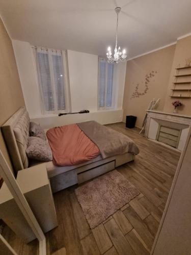 ein Schlafzimmer mit einem Bett, einem Sofa und einem Kamin in der Unterkunft L'Antre du Dragon in Marseille