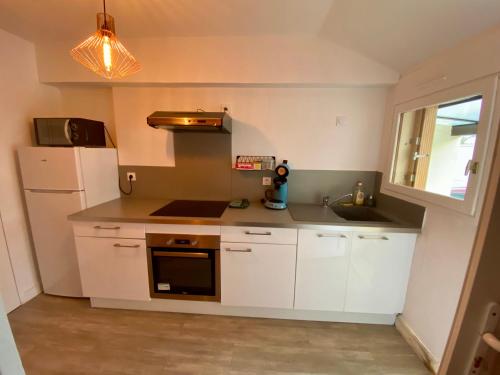 Una cocina o zona de cocina en Maison ville T2 quartier calme Parking Gratuit