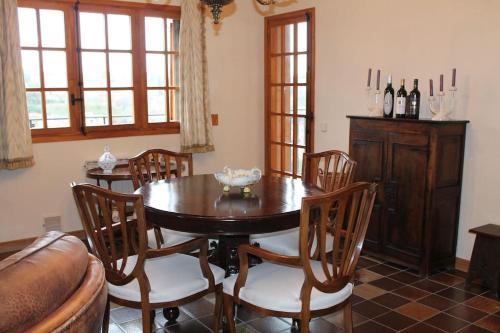 comedor con mesa de madera y sillas en Casa KILYX en Villabuena, Rioja Alavesa, en Villabuena de Álava