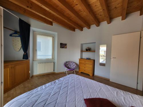 a bedroom with a bed and a wooden ceiling at Lilla Apartment Residenza Silvana in Verbania