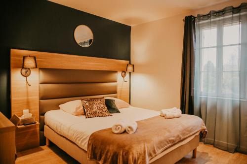 een slaapkamer met een bed met twee handdoeken erop bij La Verrerie in Gaillac