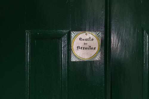 a green door with a sign on it at Quinta de Santa Barbara by Heavens Sleepy in Constância