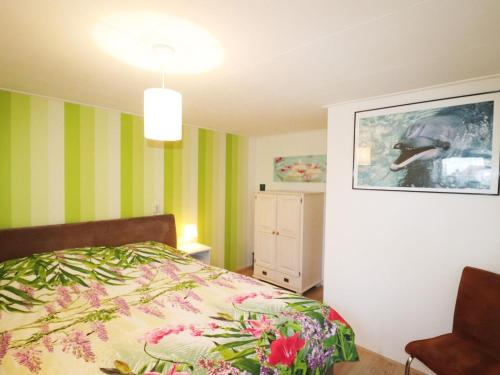 um quarto com paredes com riscas verdes e brancas e uma cama em Welcoming holiday home in Donkerbroek with parking em Donkerbroek