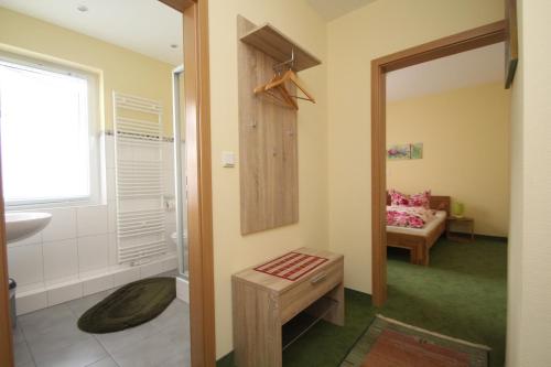 ein Bad mit einem Waschbecken und einem WC in einem Zimmer in der Unterkunft Gasthaus Forelle in Thale