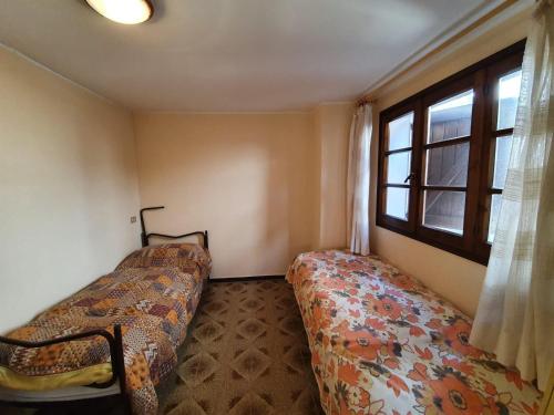 A bed or beds in a room at Traditional holiday home in Vendrogno with garden