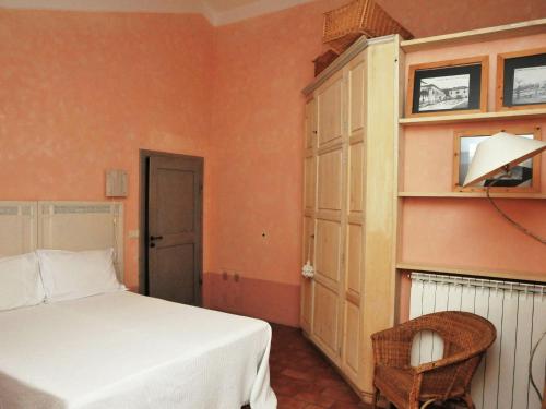 Llit o llits en una habitació de Attractive apartment in Castiglione del Lago with pool