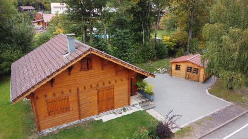 an overhead view of a wooden house with a driveway at chalet des Greunnouilles in Xonrupt-Longemer