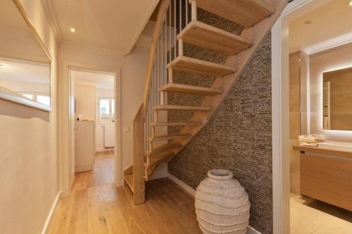 eine Treppe in einem Zimmer mit Ziegelwand in der Unterkunft Villa Vie 1 in Norderney