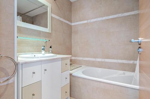 a bathroom with a sink and a bath tub at Ferran in Deltebre