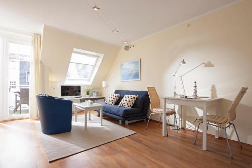 a living room with a couch and a table at Sonnenschein Bäckerstrasse in Norderney