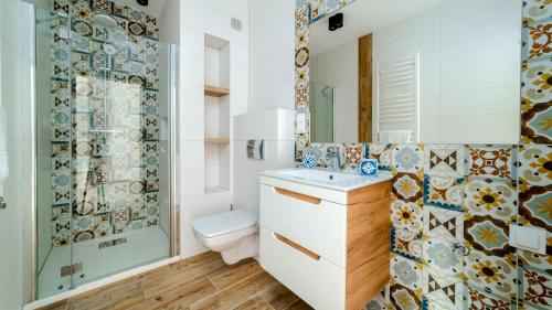 a bathroom with a toilet sink and a shower at Triventi Mountain Residence, Sun & Snow in Karpacz