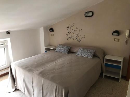 sypialnia z dużym łóżkiem i dwiema poduszkami w obiekcie Hotel Perla Verde w Rimini