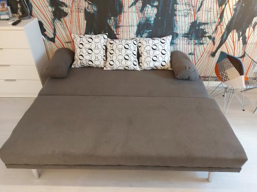 eine Couch mit Kissen darauf in einem Wohnzimmer in der Unterkunft OldTown Studio in Bukarest