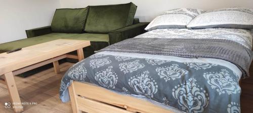 Ein Bett oder Betten in einem Zimmer der Unterkunft Gajówka Świt
