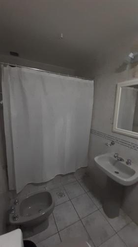 een badkamer met een toilet en een wastafel bij DEPARTAMENTO LAPRIDA in La Banda