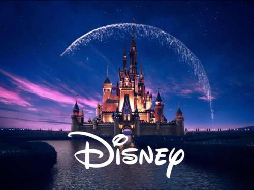 uma imagem de um castelo de Disney à noite em Key-s Meaux/Maciet 5/centre/Disney em Meaux